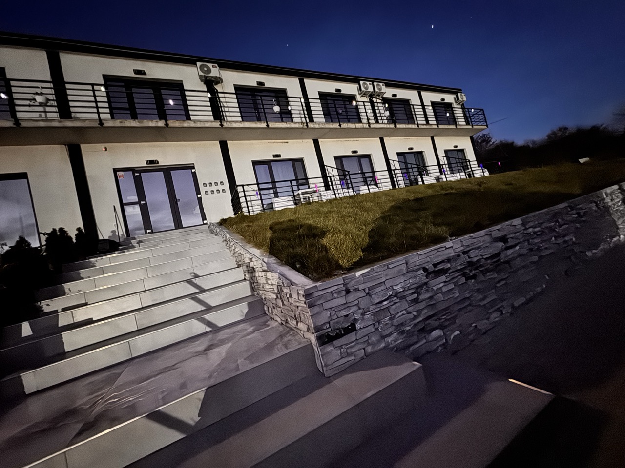 Hol si intrare interioara Casa Amnisty