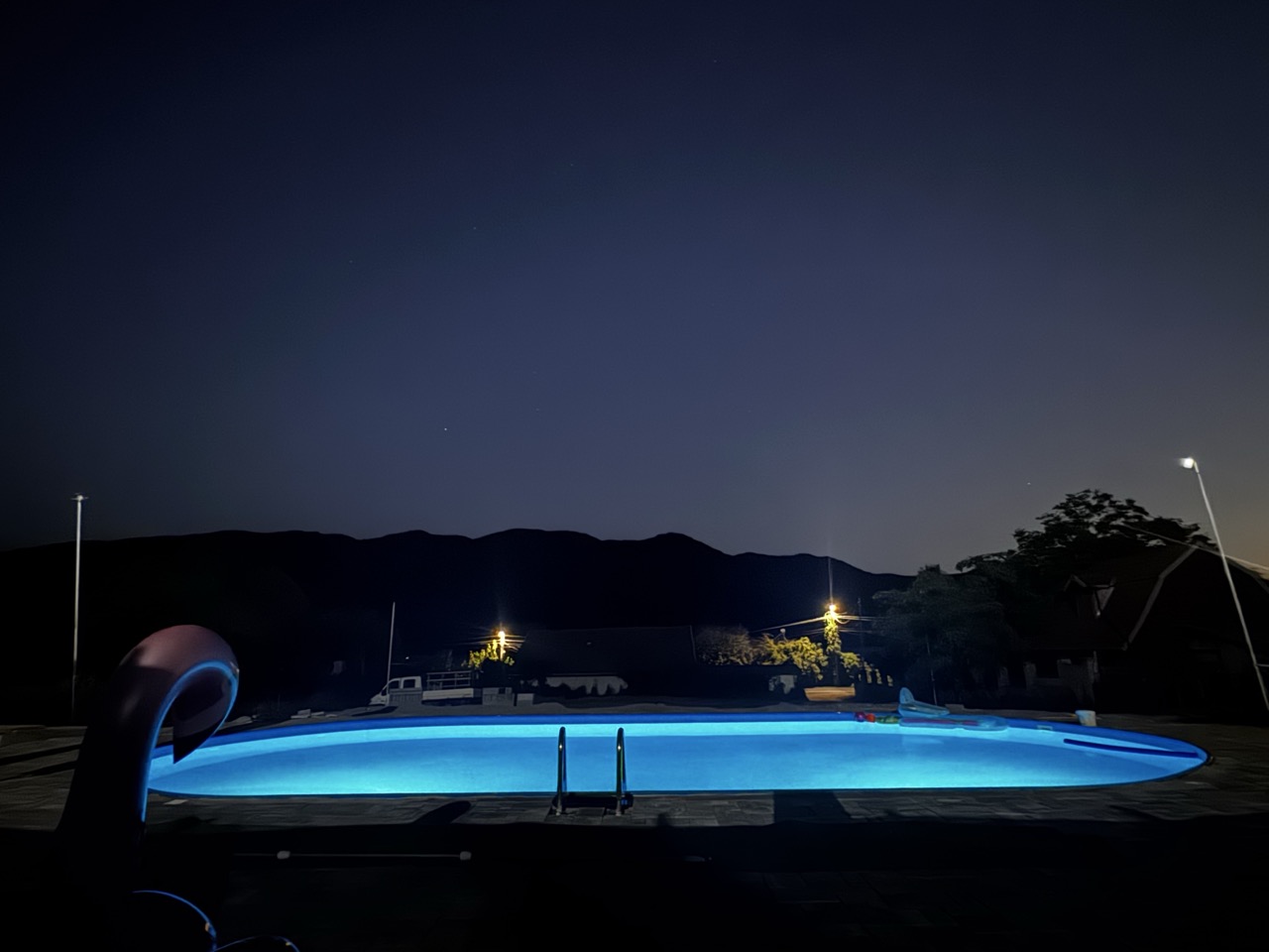 Piscina infinity la Casa Amnisty seara, cu vedere spre Dunare