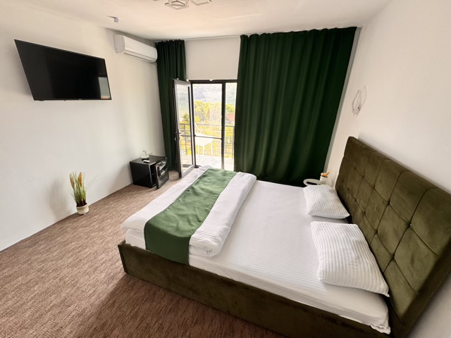 Camera Emerald Horizon, camera matrimoniala premium la Casa Amnisty